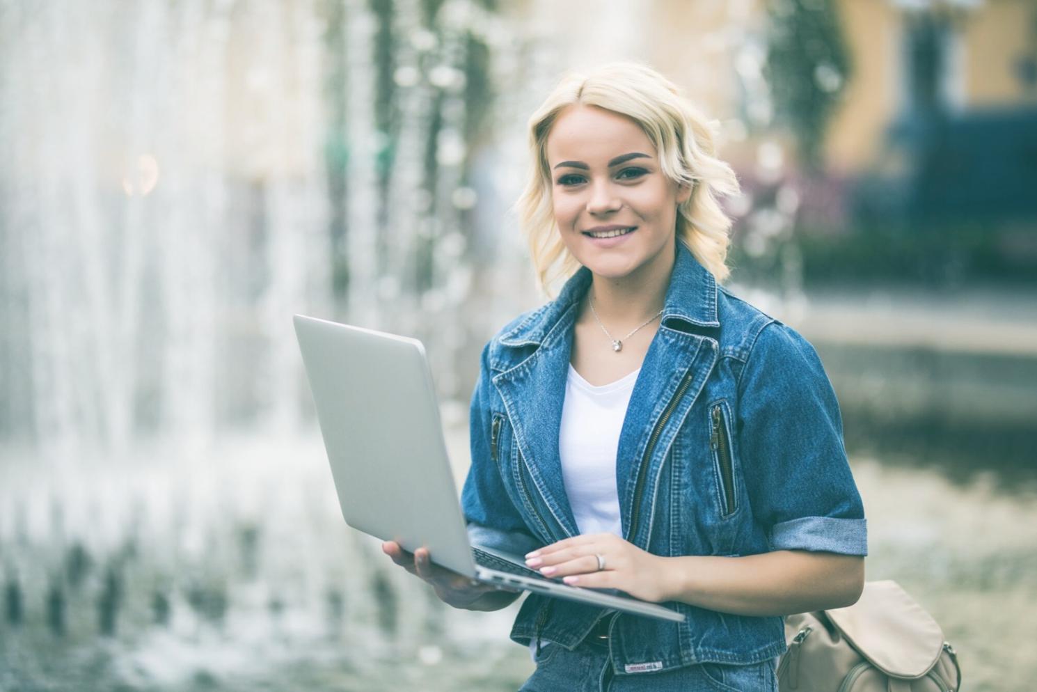 Profesional revisando planificación financiera de contingencia