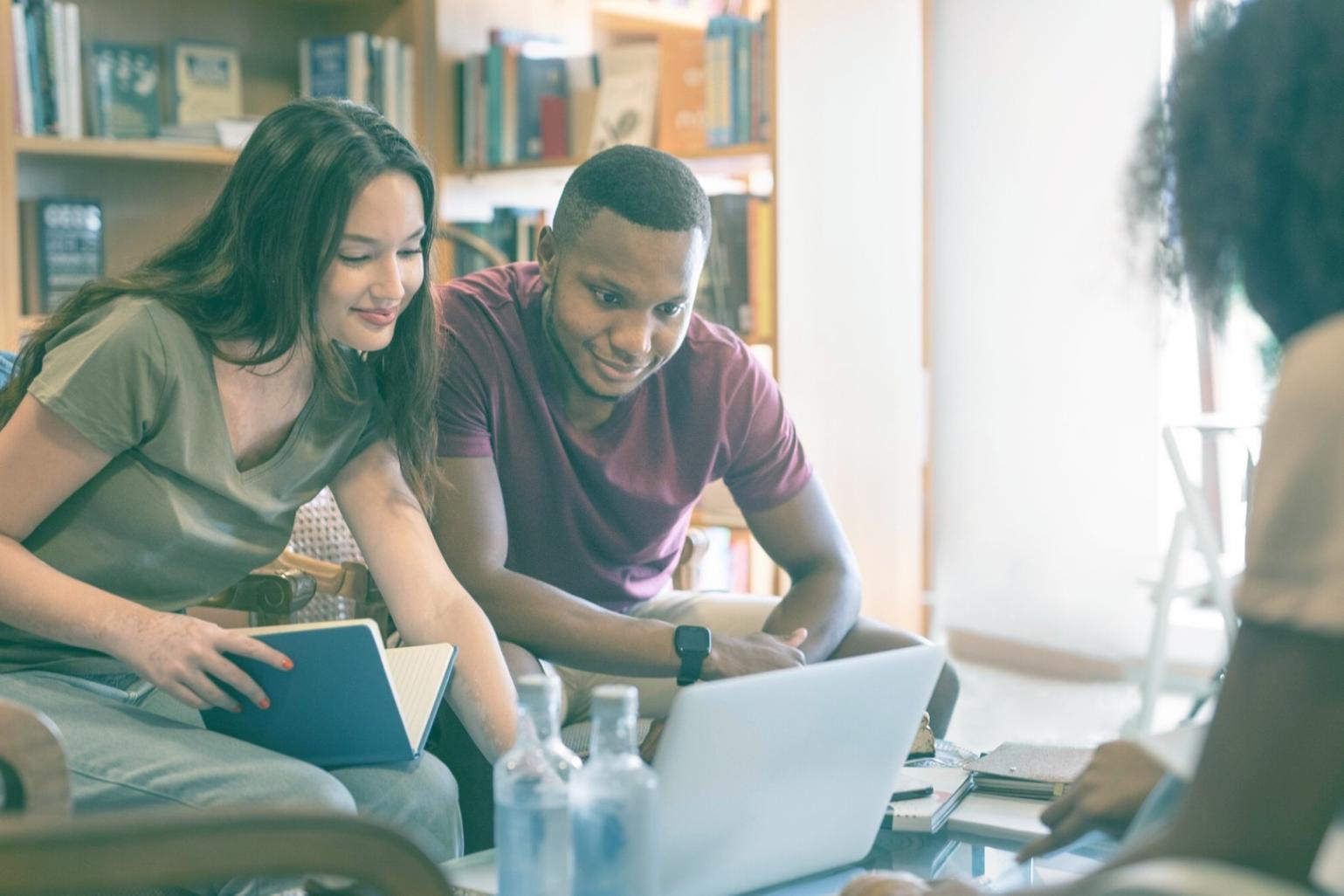 Equipo de volarionth trabajando en estrategias de contingencia financiera