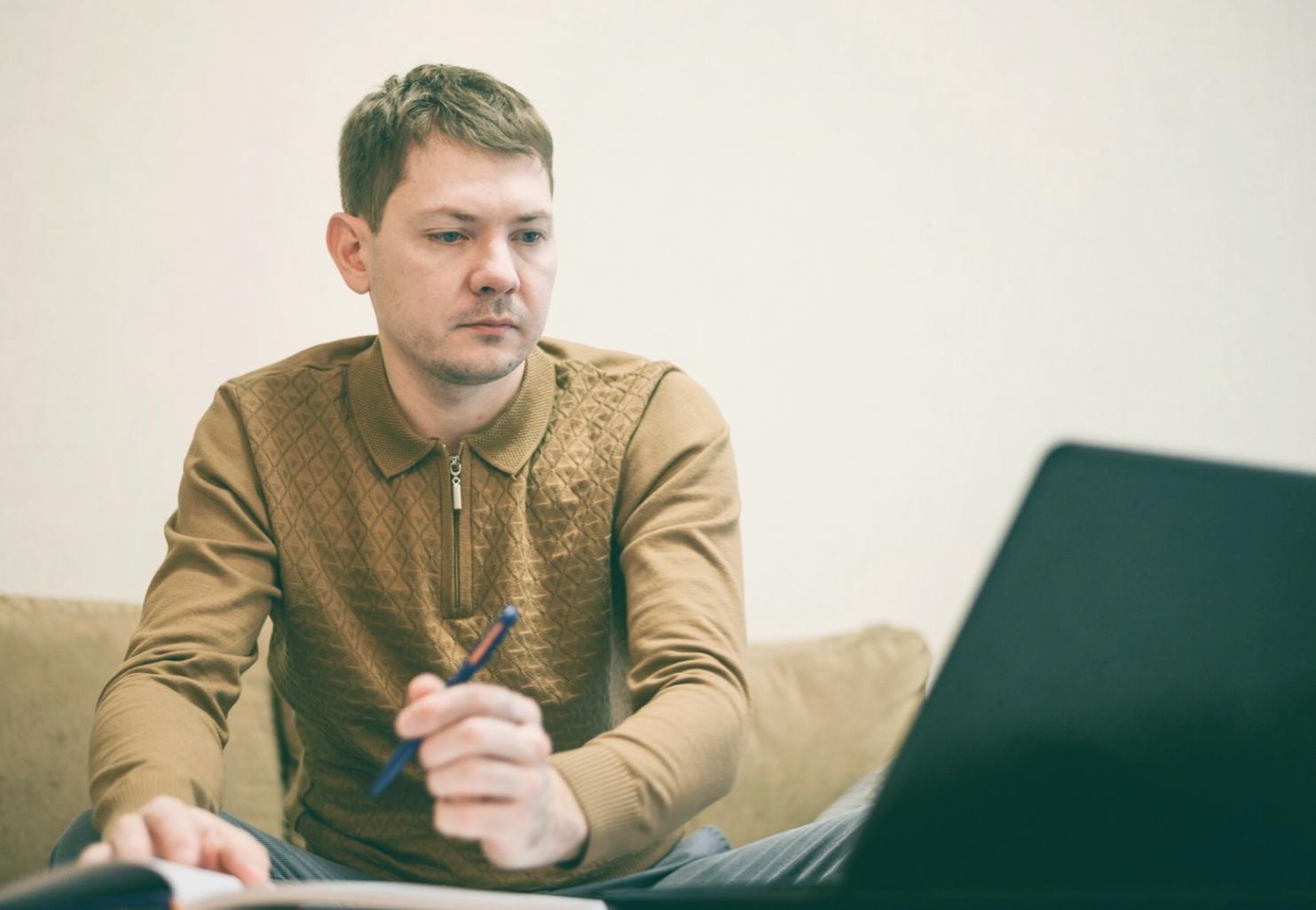 Análisis de escenarios financieros en sesión de formación